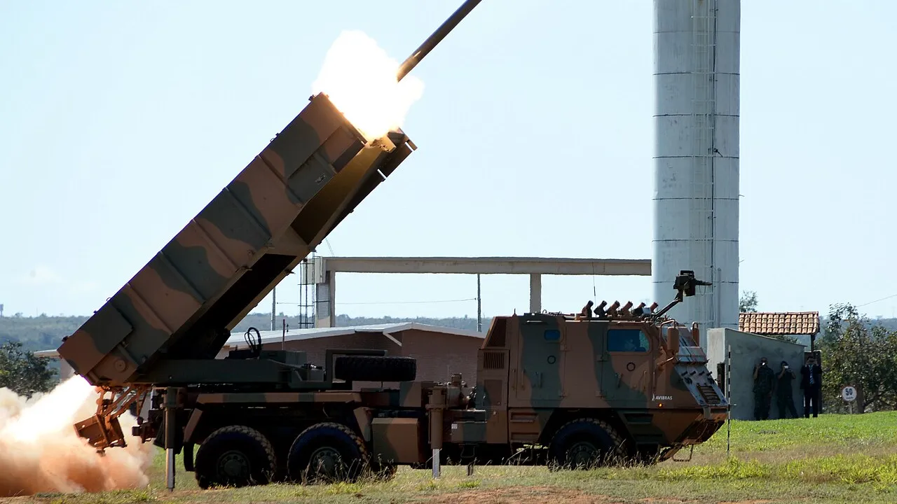 Viatura lançadora de foguetes ASTROS do Exército Brasileiro