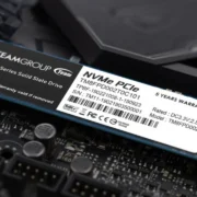 SSD NVMe M.2 da Sabrent instalado em placa-mãe de computador, tecnologia de armazenamento utilizada em PCs gamers.