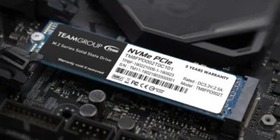 SSD NVMe M.2 da Sabrent instalado em placa-mãe de computador, tecnologia de armazenamento utilizada em PCs gamers.