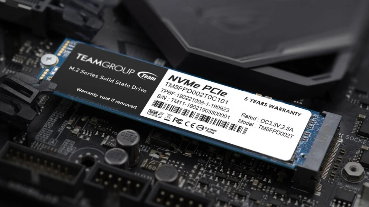 SSD NVMe M.2 da Sabrent instalado em placa-mãe de computador, tecnologia de armazenamento utilizada em PCs gamers.