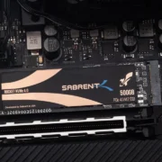 SSD NVMe M.2 instalado em placa-mãe de computador, ilustrando comparação entre armazenamento PCIe 5.0 e PCIe 4.0 para jogos.