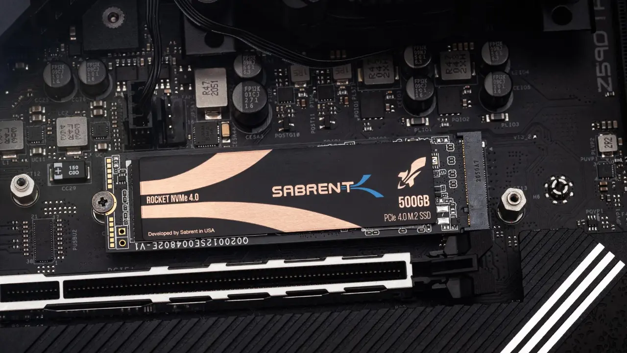 SSD NVMe M.2 instalado em placa-mãe de computador, ilustrando comparação entre armazenamento PCIe 5.0 e PCIe 4.0 para jogos. SSD NVMe M.2 instalado em placa-mãe de computador, ilustrando comparação entre armazenamento PCIe 5.0 e PCIe 4.0 para jogos.