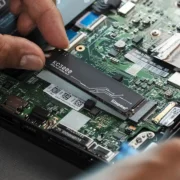 SSD NVMe instalado em uma placa-mãe de computador, ilustrando os efeitos da falta de espaço no armazenamento.