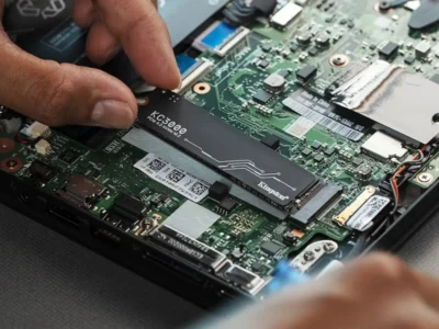 SSD NVMe instalado em uma placa-mãe de computador, ilustrando os efeitos da falta de espaço no armazenamento.