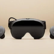 Headset de realidade virtual Valve Steam Frame acompanhado de seus controles de movimento.