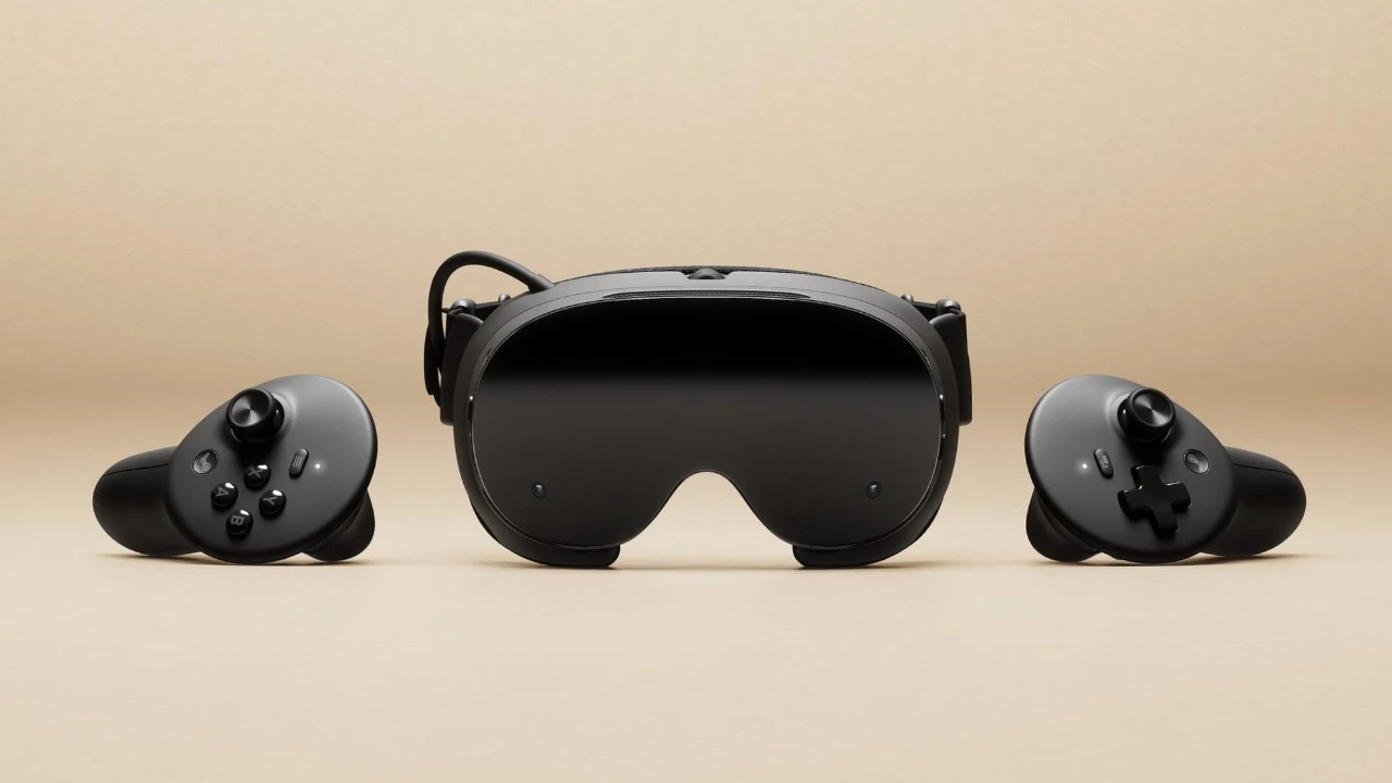 Headset de realidade virtual Valve Steam Frame acompanhado de seus controles de movimento.