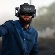 Headset HTC Vive com controles de realidade virtual, utilizado em jogos de PC compatíveis com SteamVR.