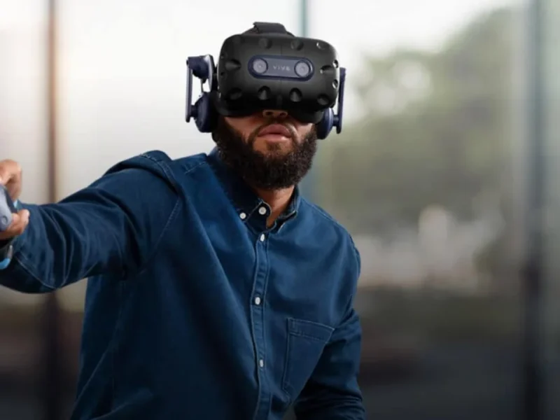 Headset HTC Vive com controles de realidade virtual, utilizado em jogos de PC compatíveis com SteamVR.