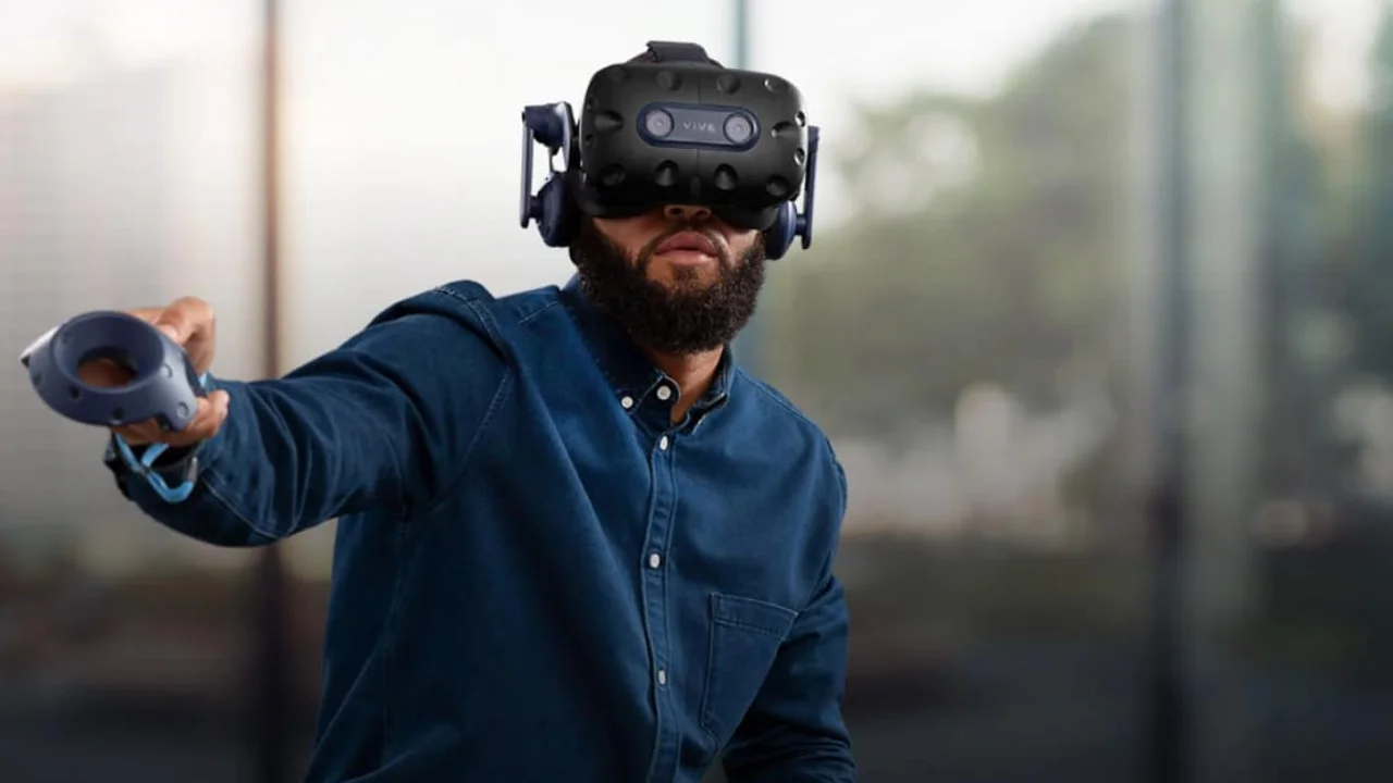 Headset HTC Vive com controles de realidade virtual, utilizado em jogos de PC compatíveis com SteamVR.