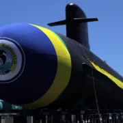 Submarino Riachuelo S40 da Marinha do Brasil navegando na superfície do mar.