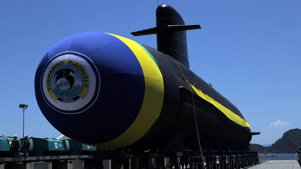 Submarino Riachuelo S40 da Marinha do Brasil navegando na superfície do mar.