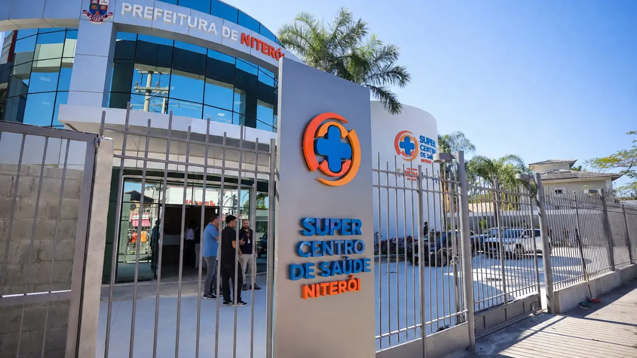 Fachada do Supercentro de Saúde de Niterói em Piratininga Fachada do Supercentro de Saúde de Niterói em Piratininga