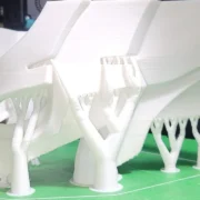Estrutura impressa em 3D utilizando suportes orgânicos em formato de árvore, com ramificações que sustentam o modelo.