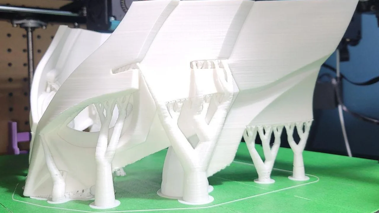 Estrutura impressa em 3D utilizando suportes orgânicos em formato de árvore, com ramificações que sustentam o modelo.