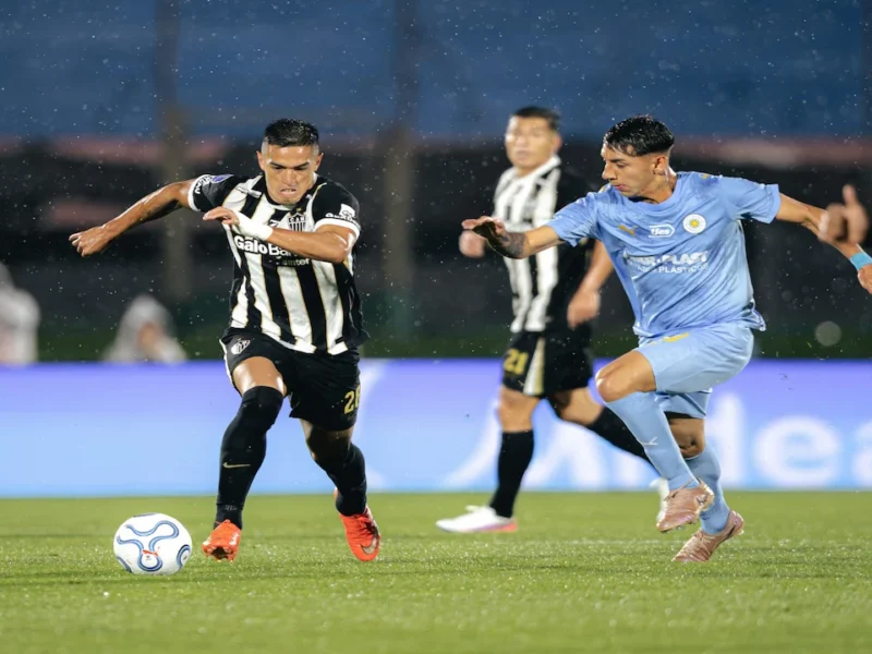 Jogadores do Atlético-MG durante partida contra Montevideo City Torque pela semifinal da Sul-Americana 2026