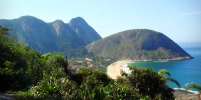 Vista da Praia de Itacoatiara e do Morro do Costão a partir do Morro das Andorinhas, em Niterói.