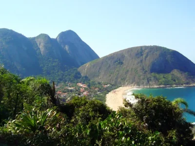 Vista da Praia de Itacoatiara e do Morro do Costão a partir do Morro das Andorinhas, em Niterói.