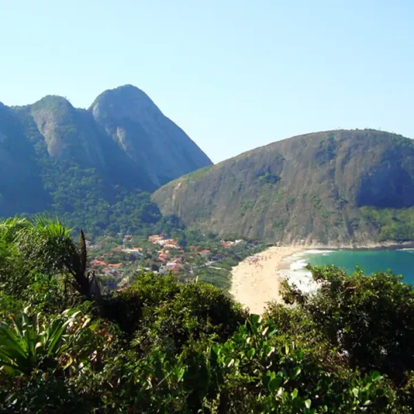 Vista da Praia de Itacoatiara e do Morro do Costão a partir do Morro das Andorinhas, em Niterói.