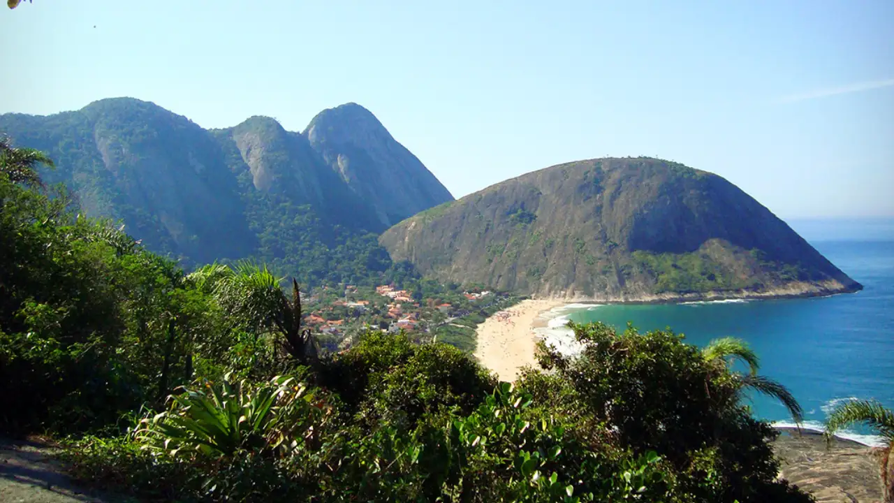 Vista da Praia de Itacoatiara e do Morro do Costão a partir do Morro das Andorinhas, em Niterói.