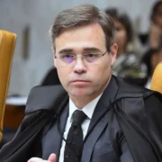 Ministro André Mendonça, de toga preta, durante sessão no Supremo Tribunal Federal.