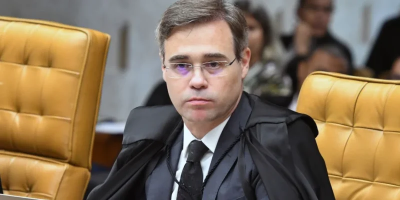 Ministro André Mendonça, de toga preta, durante sessão no Supremo Tribunal Federal.