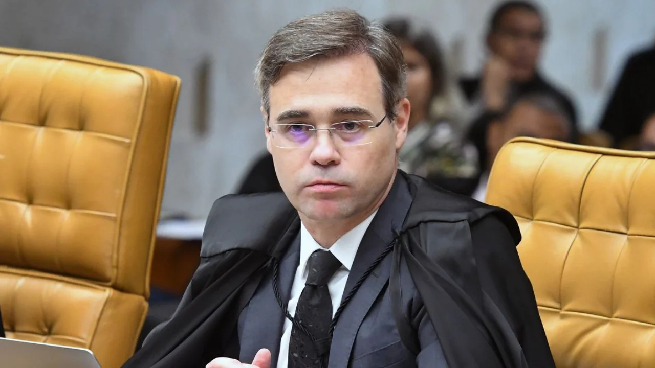 Ministro André Mendonça, de toga preta, durante sessão no Supremo Tribunal Federal.