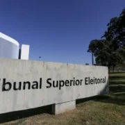 Fachada do Tribunal Superior Eleitoral (TSE), em Brasília, com placa de identificação da instituição em primeiro plano.