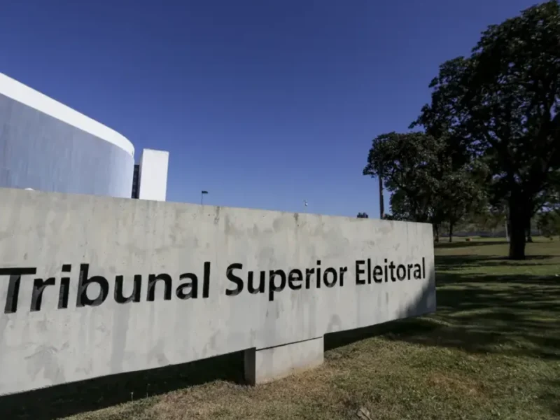 Fachada do Tribunal Superior Eleitoral (TSE), em Brasília, com placa de identificação da instituição em primeiro plano.
