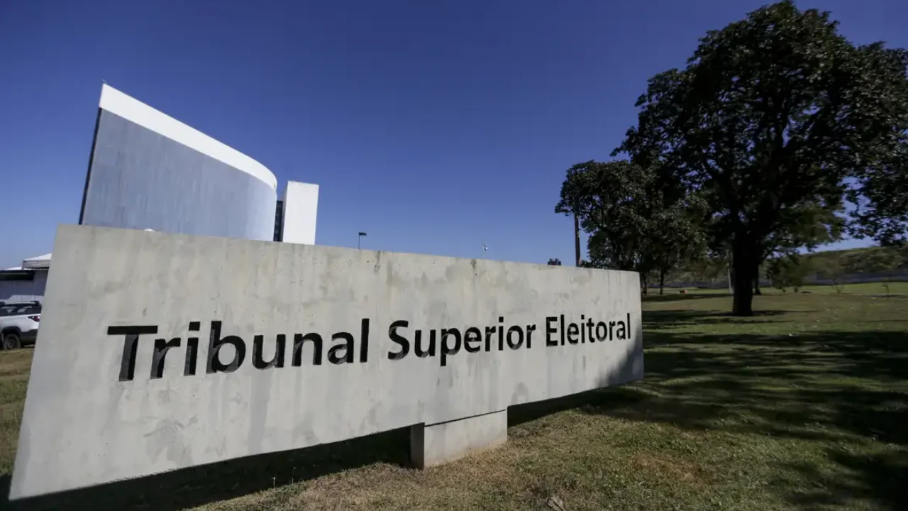 Fachada do Tribunal Superior Eleitoral (TSE), em Brasília, com placa de identificação da instituição em primeiro plano.