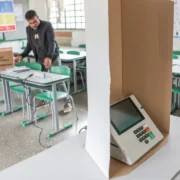Urna eletrônica durante votação nas eleições de 2026 em São Paulo