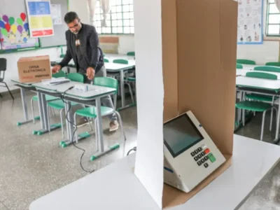Urna eletrônica durante votação nas eleições de 2026 em São Paulo