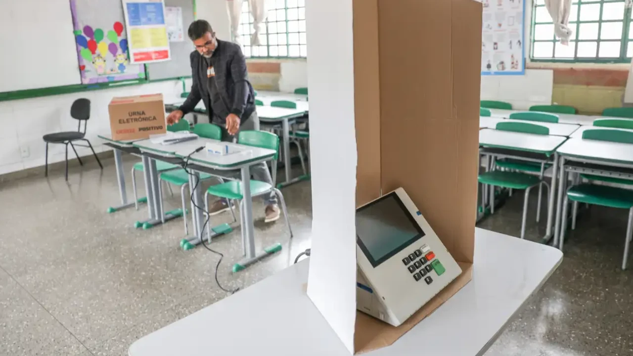 Urna eletrônica durante votação nas eleições de 2026 em São Paulo
