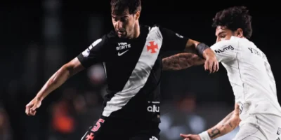 Marino Hinestroza comemora gol do Vasco na vitória por 3 a 2 sobre o Corinthians em São Januário.