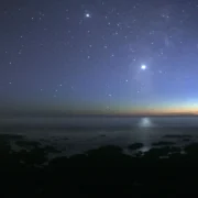 Vênus brilhando no céu ao entardecer sobre o Oceano Pacífico