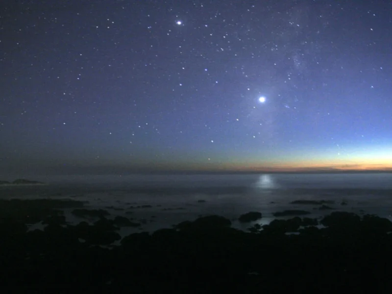 Vênus brilhando no céu ao entardecer sobre o Oceano Pacífico