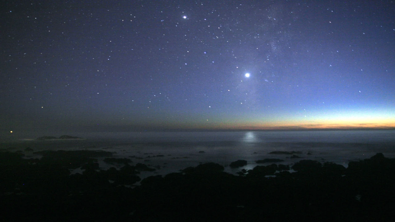Vênus brilhando no céu ao entardecer sobre o Oceano Pacífico