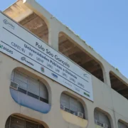Estudantes em ambiente universitário durante processo de formação acadêmica