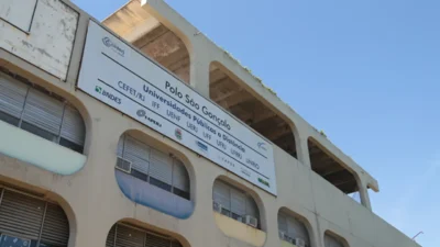 Estudantes em ambiente universitário durante processo de formação acadêmica