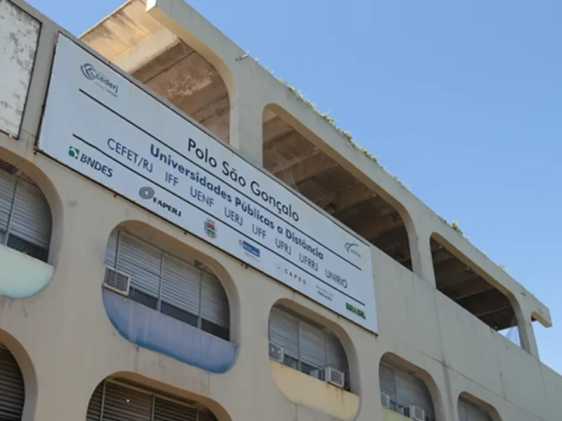 Estudantes em ambiente universitário durante processo de formação acadêmica
