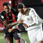 Erick e Matheuzinho comemoram goleada do Vitória sobre a Chapecoense no Barradão