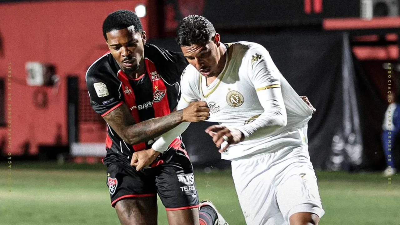 Erick e Matheuzinho comemoram goleada do Vitória sobre a Chapecoense no Barradão