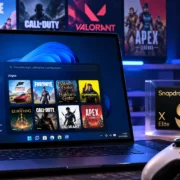 Notebook com Windows 11 em processador Arm, biblioteca de jogos de PC e painel ilustrativo de compatibilidade com sistemas antitrapaça, ao lado de um controle Xbox e chip Snapdragon X Elite.