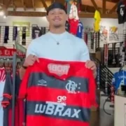 Xavi Simons segura camisa número 7 do Flamengo de 1993 em loja na Inglaterra