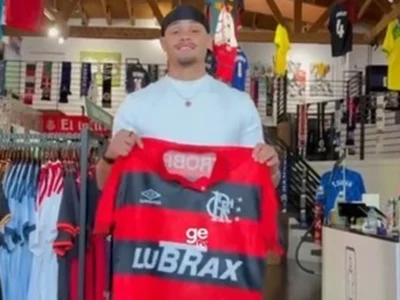 Xavi Simons segura camisa número 7 do Flamengo de 1993 em loja na Inglaterra