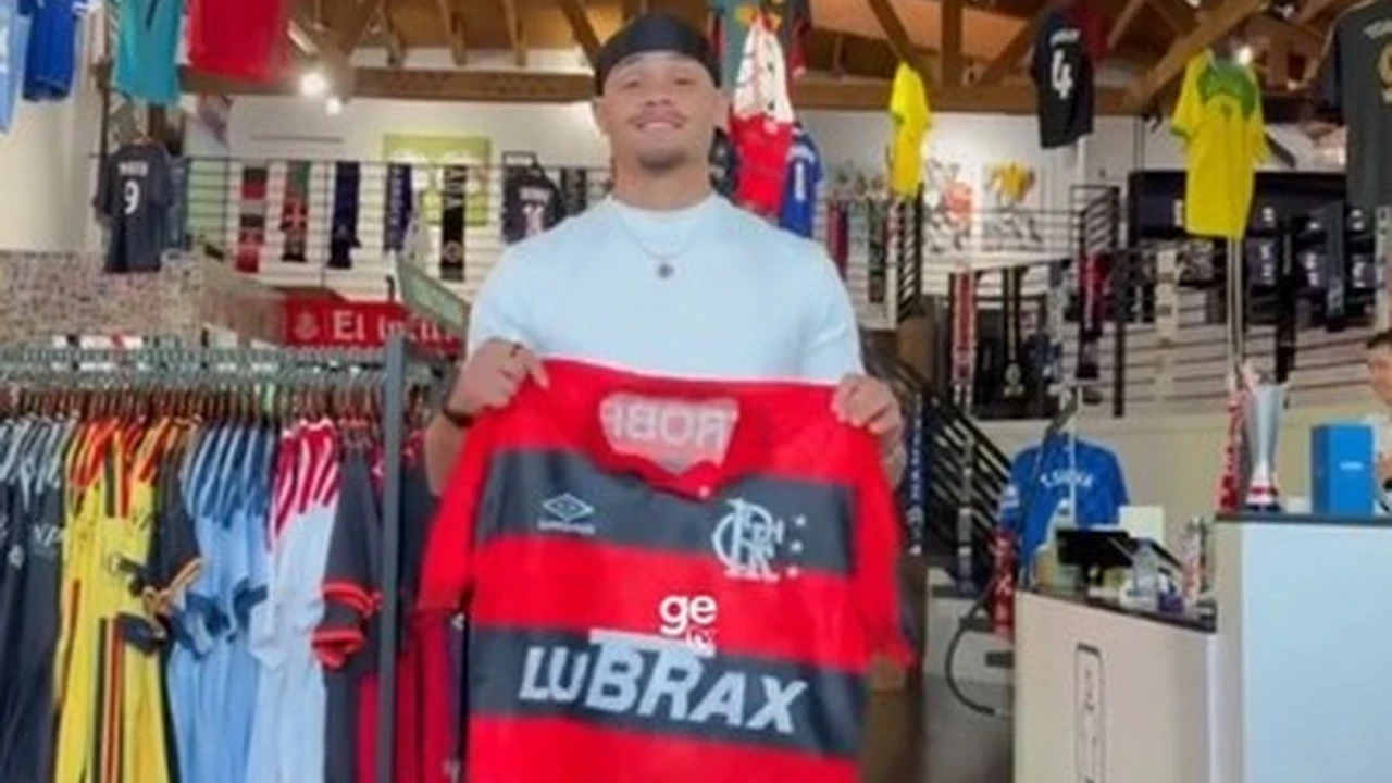 Xavi Simons segura camisa número 7 do Flamengo de 1993 em loja na Inglaterra Xavi Simons segura camisa número 7 do Flamengo de 1993 em loja na Inglaterra