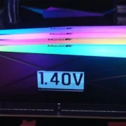 Módulos de memória RAM instalados em placa-mãe de computador gamer, ilustrando a ativação de perfis XMP e EXPO.