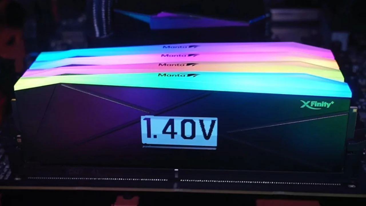 Módulos de memória RAM instalados em placa-mãe de computador gamer, ilustrando a ativação de perfis XMP e EXPO. Módulos de memória RAM instalados em placa-mãe de computador gamer, ilustrando a ativação de perfis XMP e EXPO.